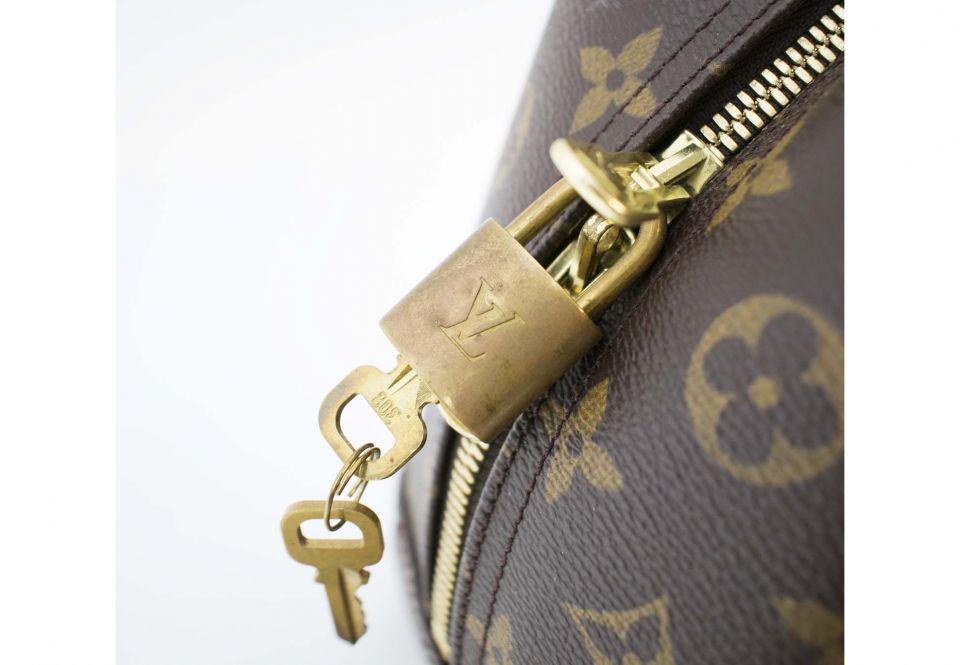 LOUIS VUITTON DEAUVILLE BAG, with signature monogrammed canvas and leather  trims and handles, open front pocket and zip around closure, gold tone  hardware, padlock and keys, with dust bag, 35cm x 27cm