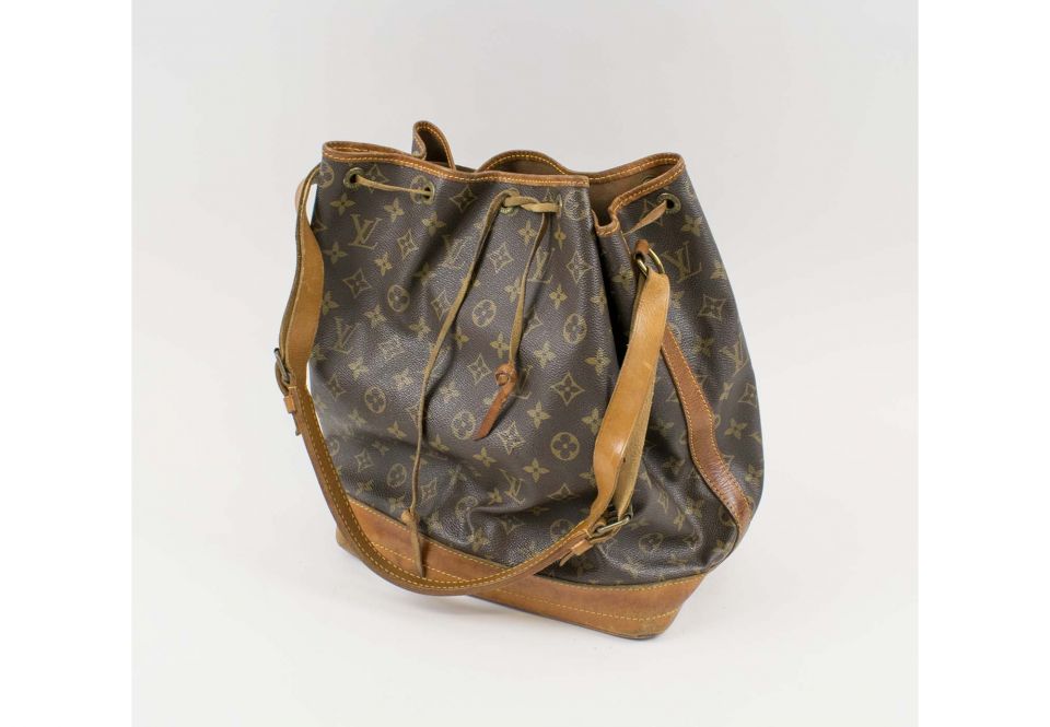 GUCCI ABBEY SHOULDER BAG, iconic monogram canvas with racing green patent  leather trim and handle, pale gold tone hardware, zip closure at the top  and D-ring detail at the front, with dust