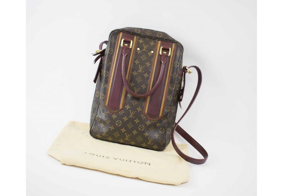 LOUIS VUITTON DAMIER EBENE NAVIGLIO SHOULDER/MESSENGER BAG, with adjustable dark  brown fabric shoulder strap, gold tone hardware and dark brown leather  trims, top zip closure and two overlaying flaps with snap closure