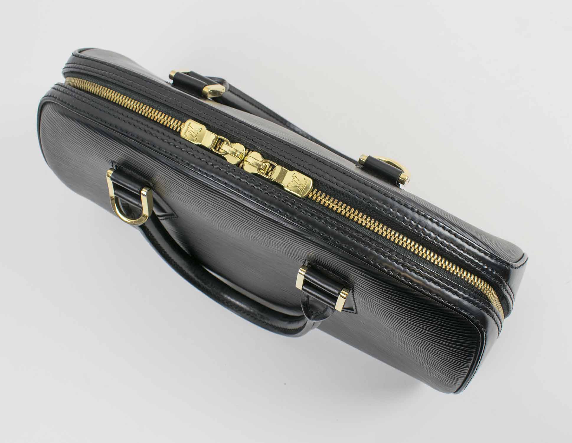 Louis Vuitton Neo Alexander Taiga Bag Tour 