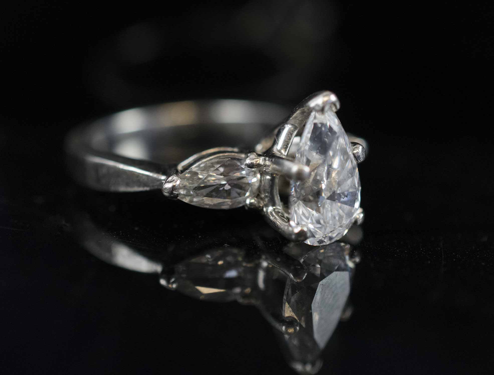 FINE DIAMOND RING, the pear shaped diamond weight 1.73 carat set with ...