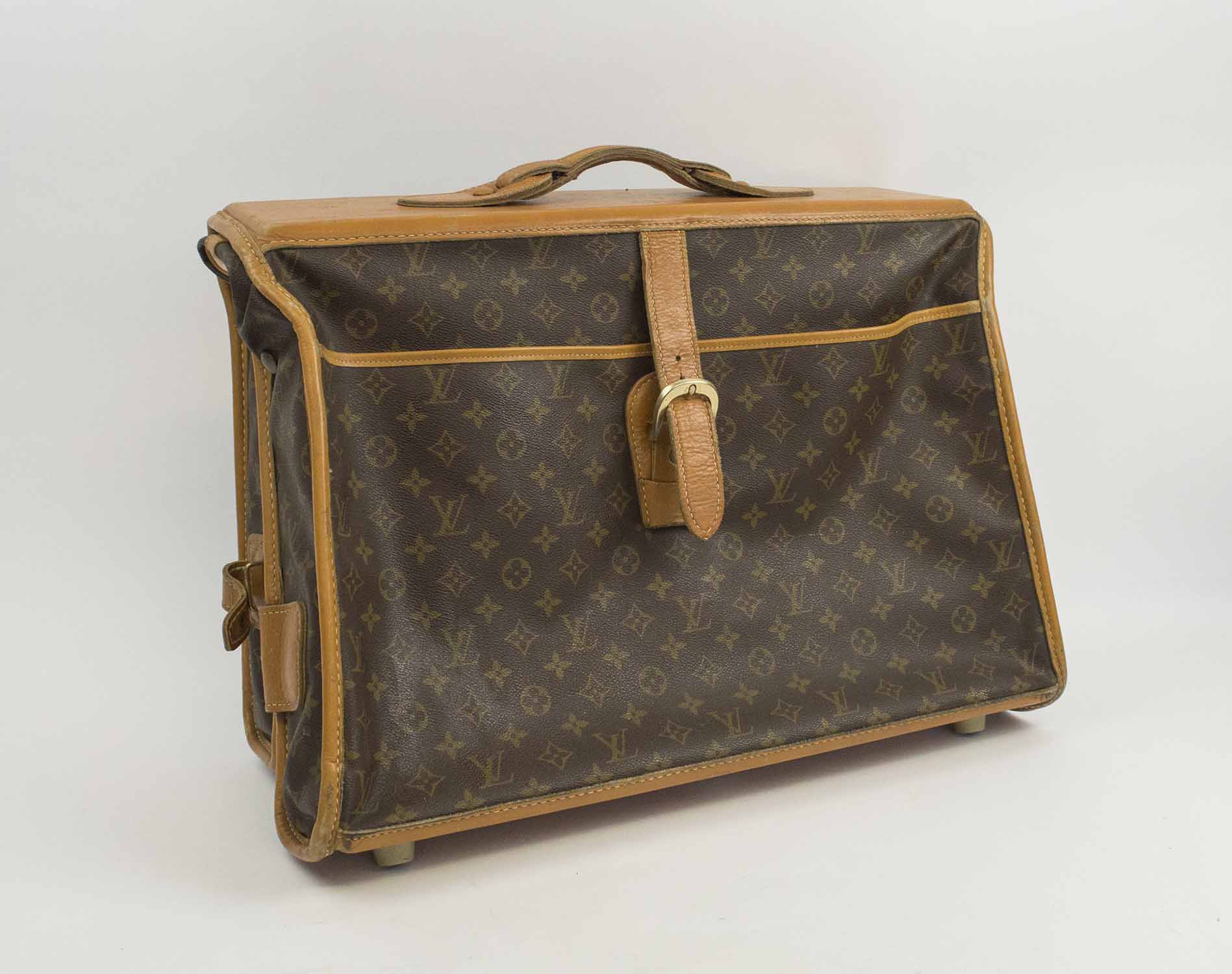 Sold at Auction: Louis Vuitton, Louis Vuitton Garment Bag